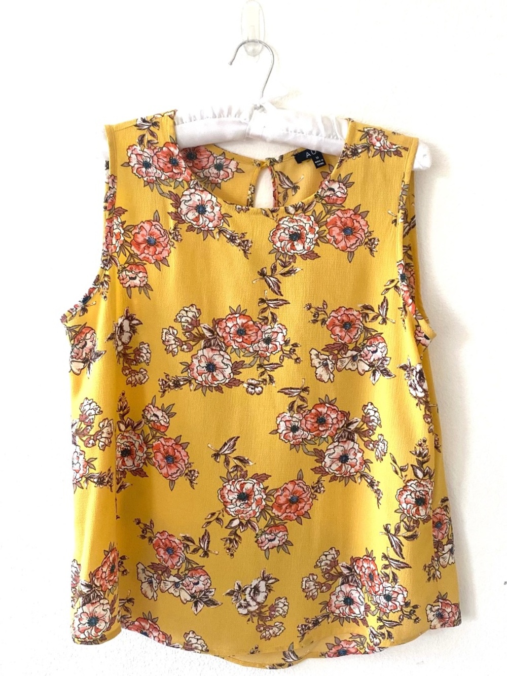 AUW - Gold Print Top, Jewel Neck, Size Medium